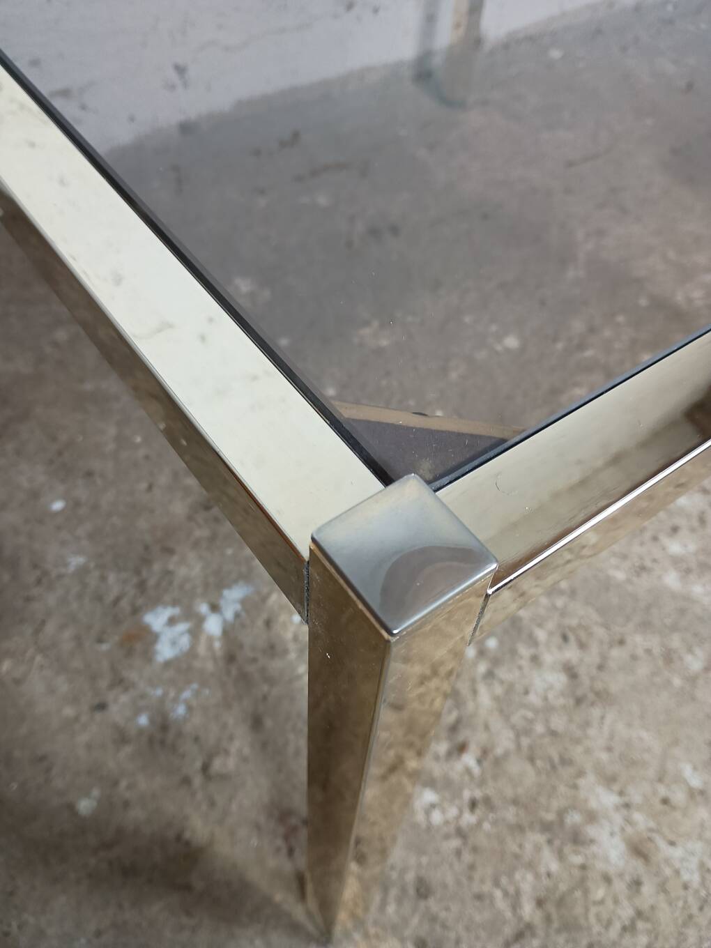 Table basse carrée chrome doré verre fumé années 70