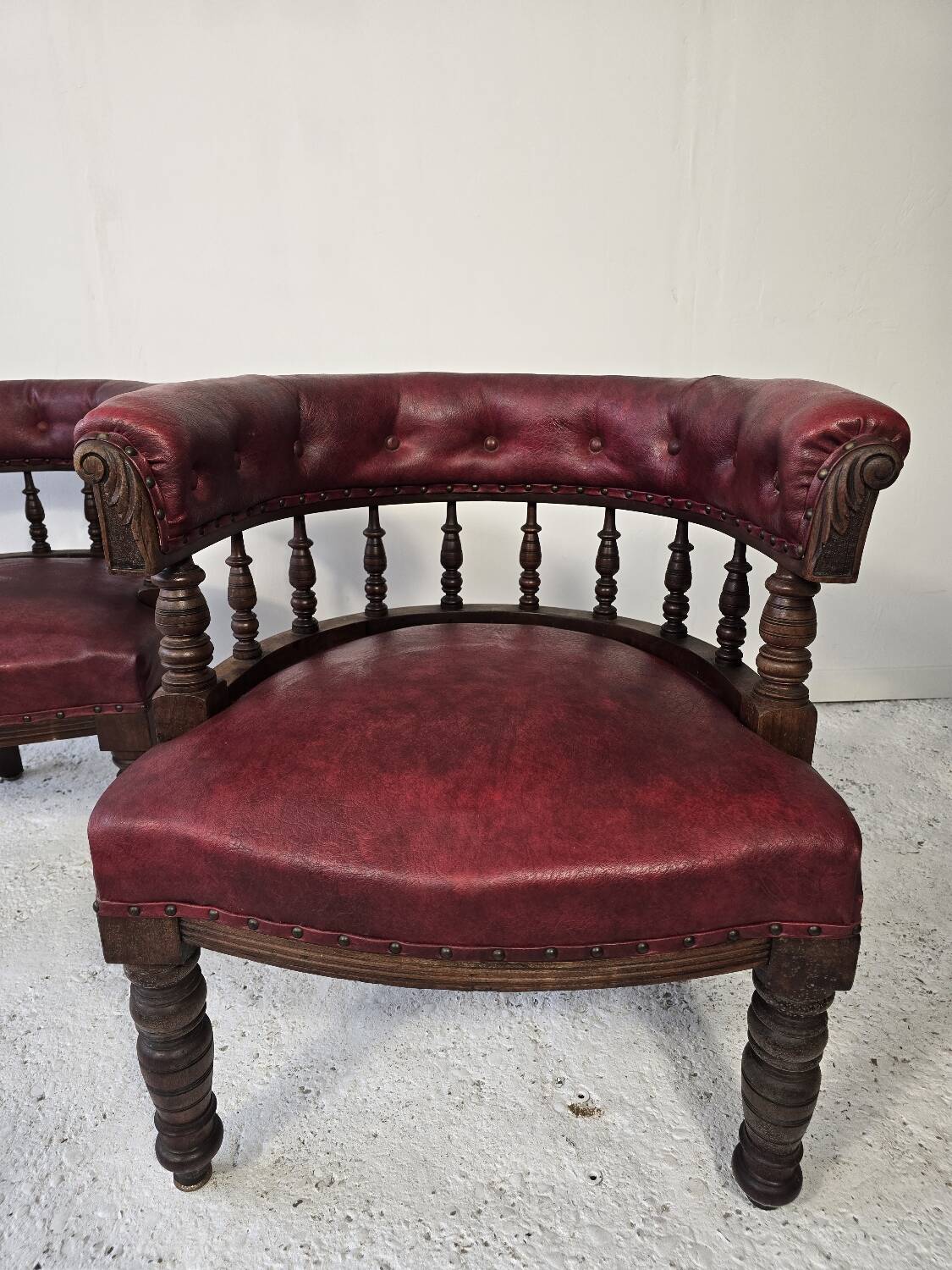 Pair of barrel chairs in turned wood and burgundy leather – Productio