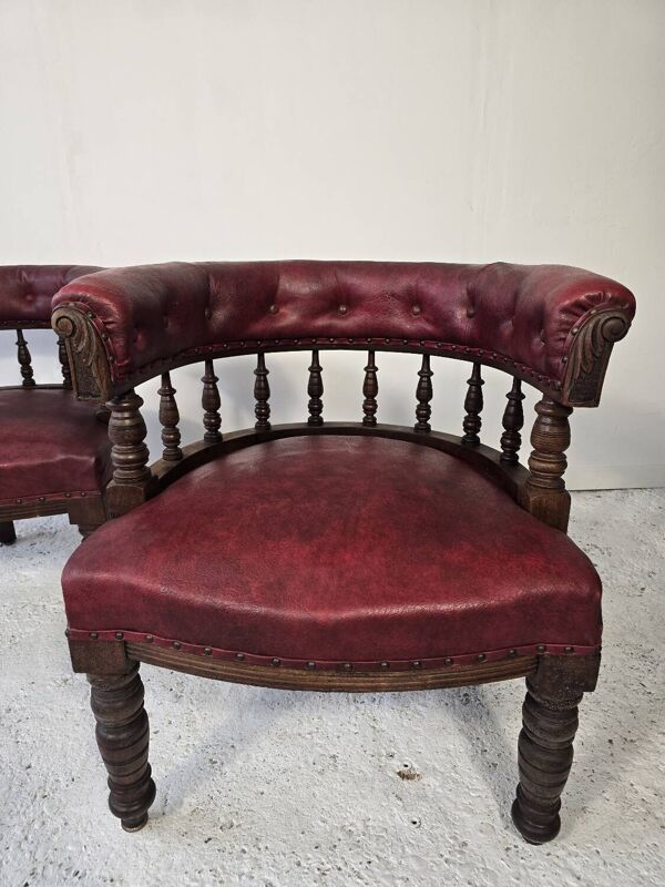 Paire de fauteuils tonneau en bois tourné et cuir bordeaux – Productio