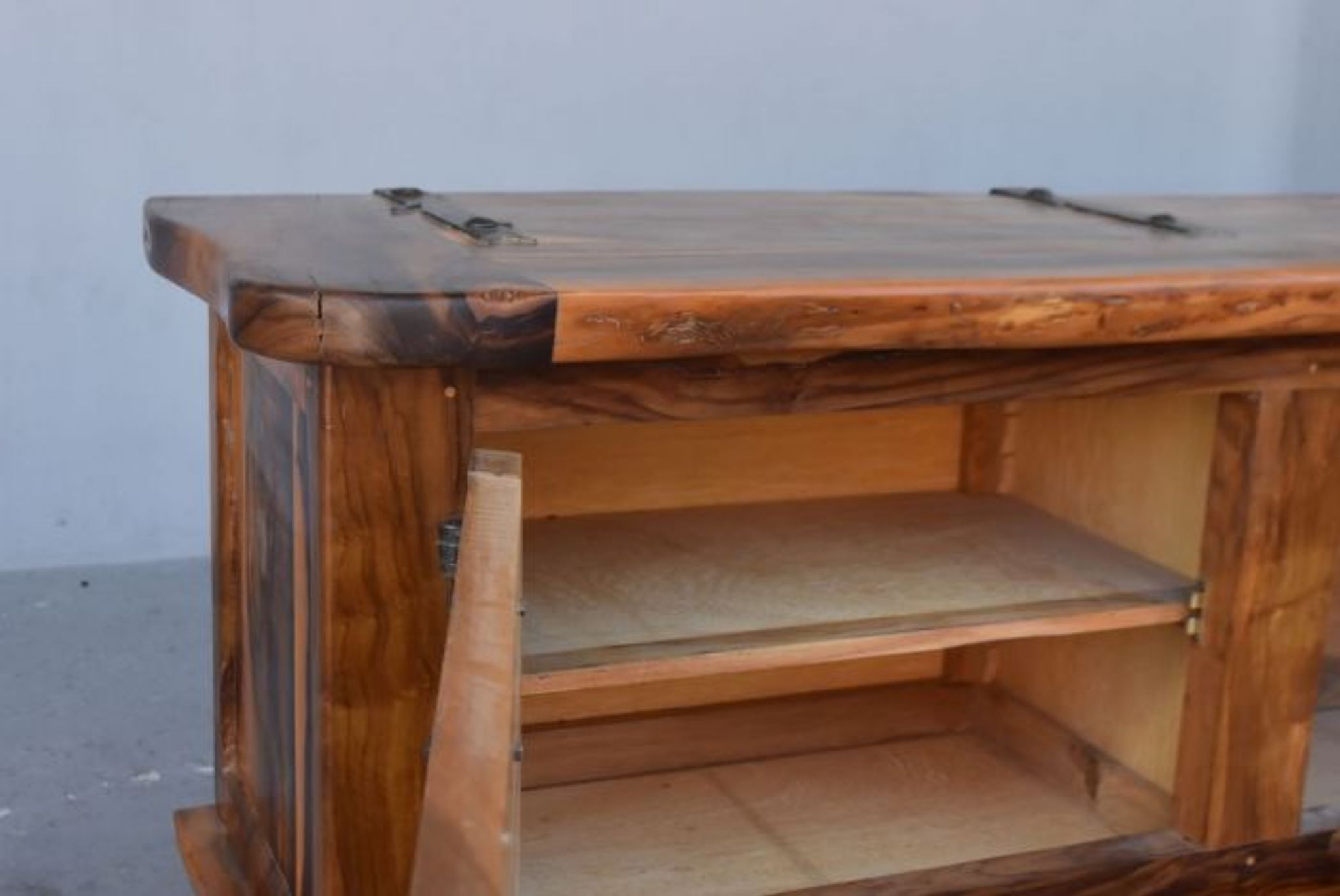 Bahut bar Brutaliste forme libre en olivier