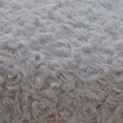 Fauteuil rose de style mid-century en tissu (fausse fourrure) avec une structure en hêtre massif, années 1960.