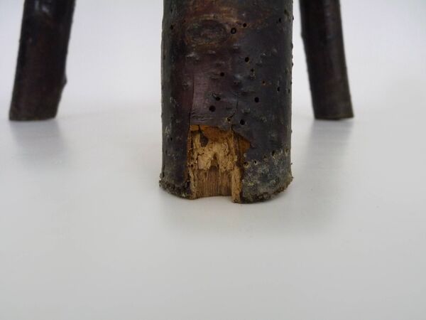 Tabouret de traite tripode en chêne, art paysan Ariège, France (XIXe siècle)