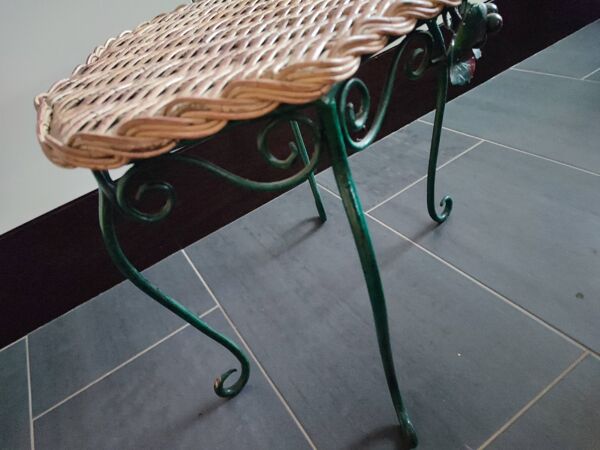 Petite table d'apoint en osier et métal au décor de vigne et raisin