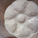 Ensemble assiettes vertes et blanches barbotine + 2 beurriers + 1 coupelle, signé GIEN