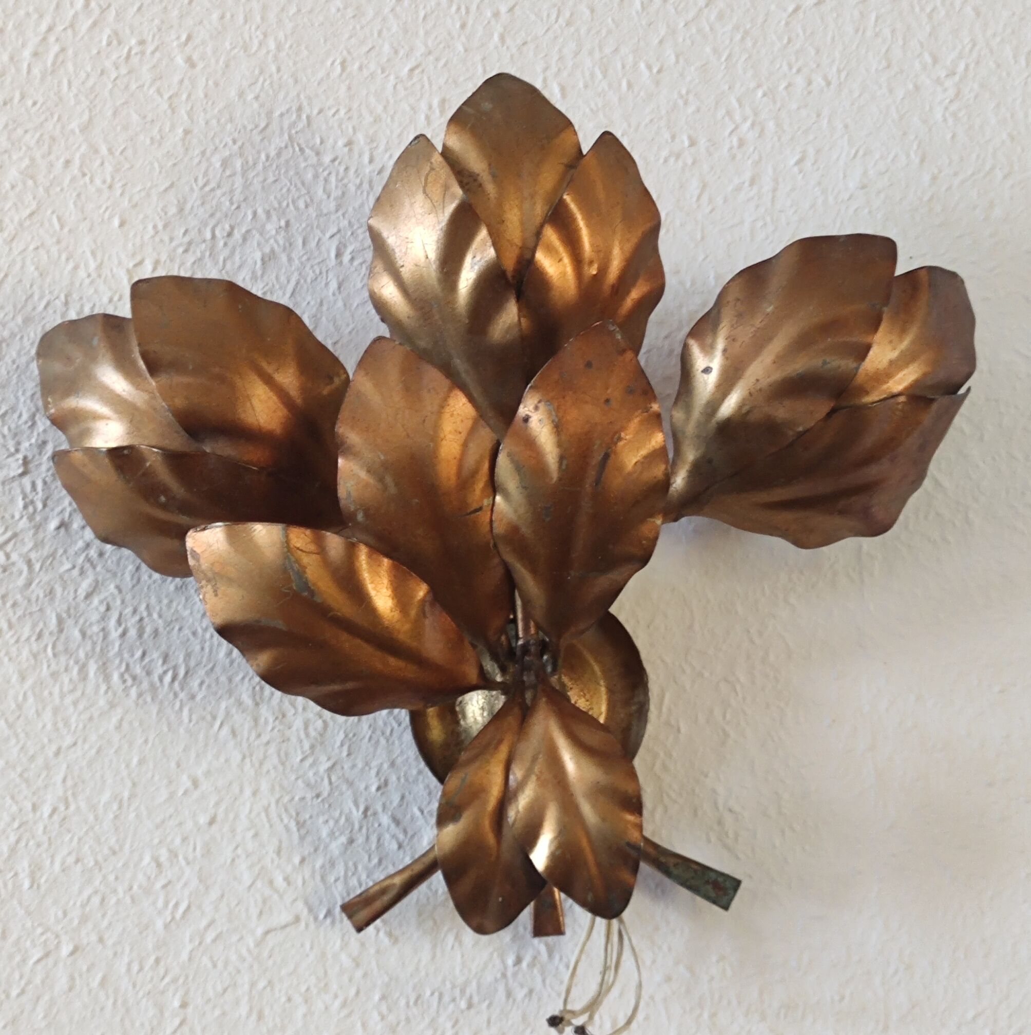 Design wall lamp in gold metal