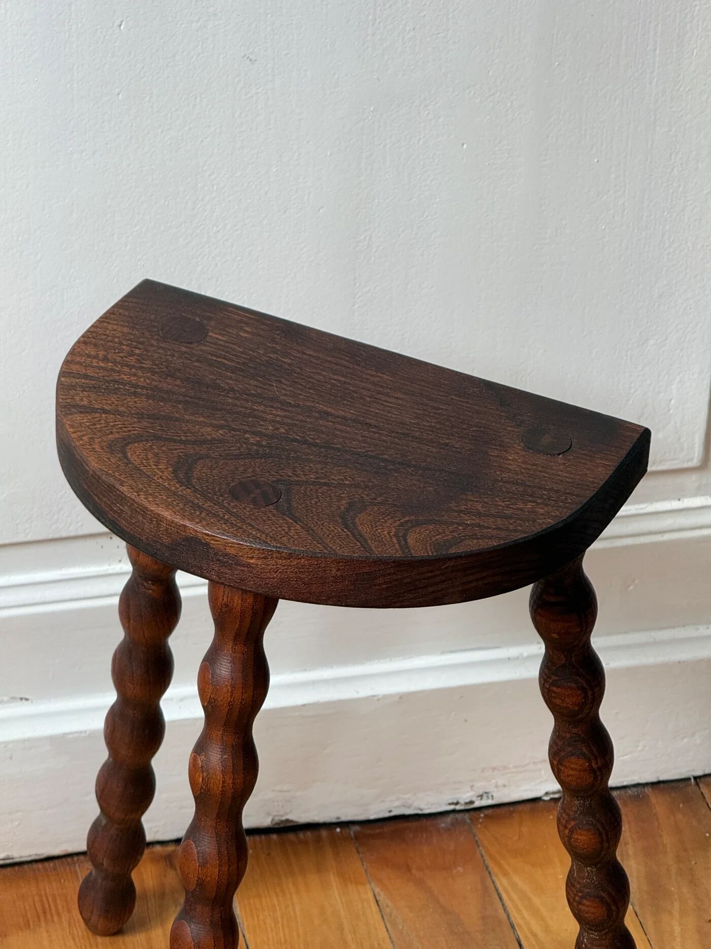 Tabouret tripode en bois tourné