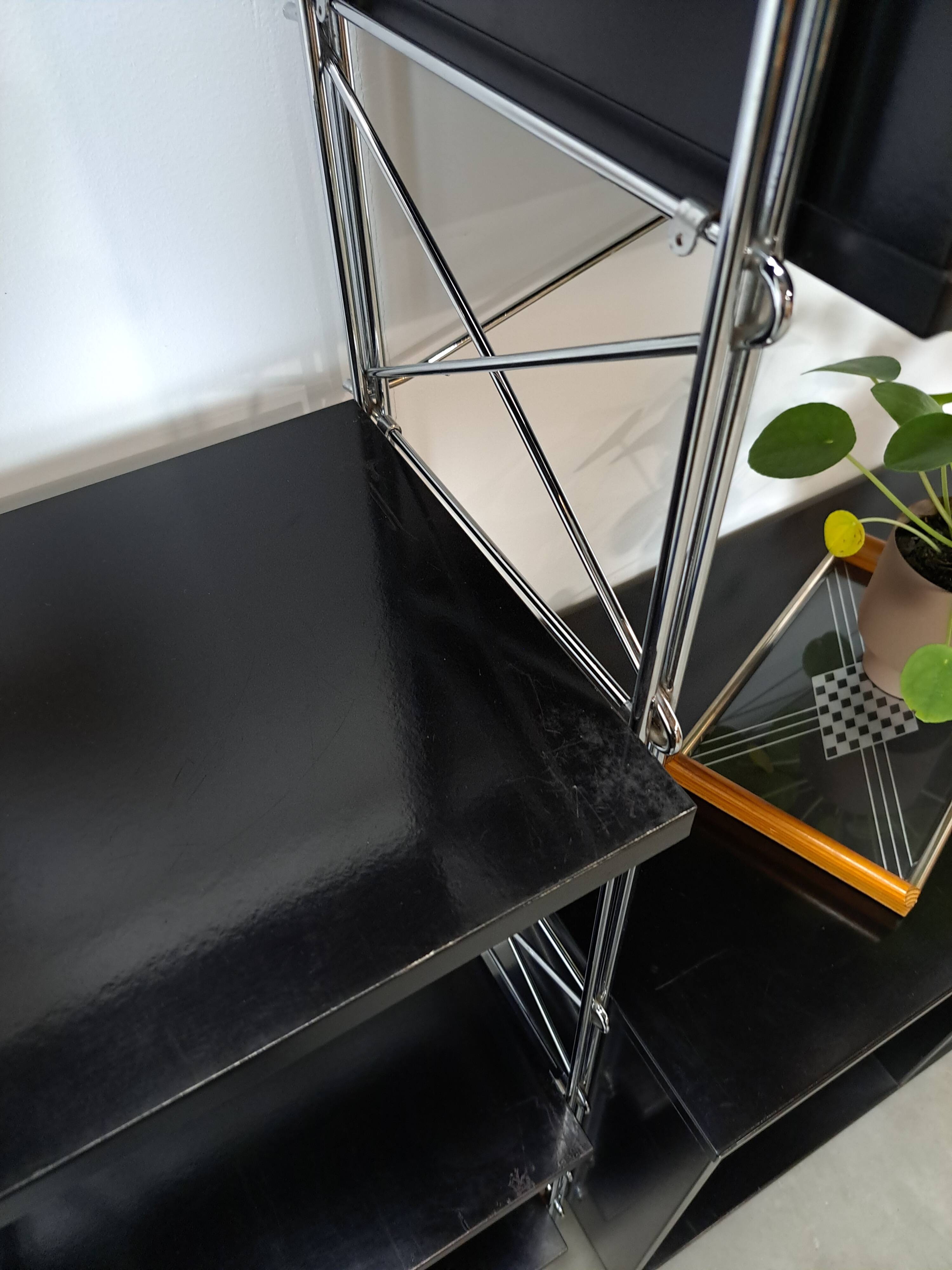 Deens design Denka modulaire kast met chromen houders en planken