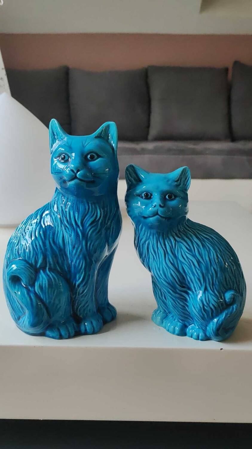 Pair of Chinese cats in turquoise blue enameled porcelain. Heights 20 & 17 cm