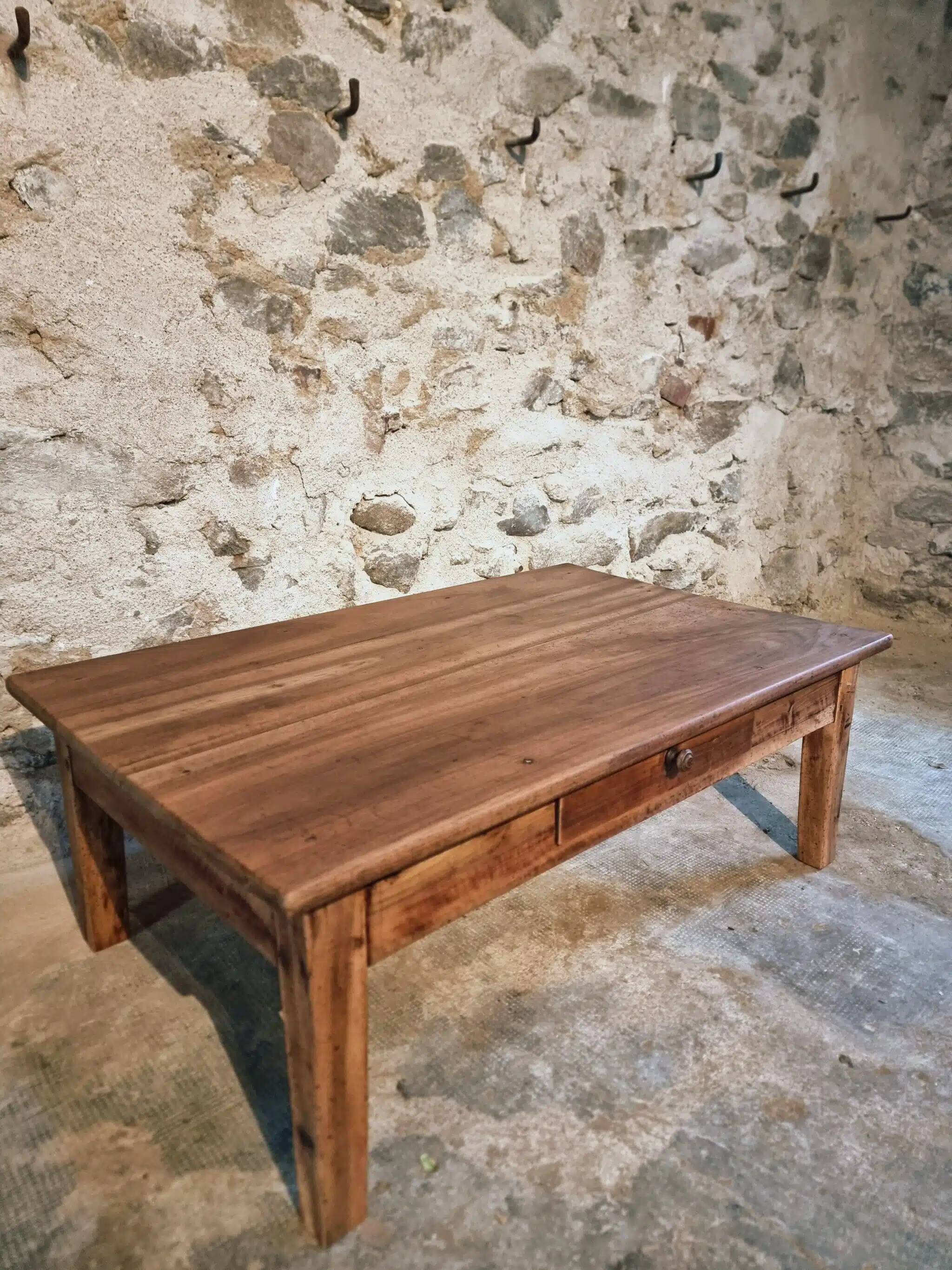 Table basse ancienne française en noyer avec tiroir – XIXe siècle, vers 1850