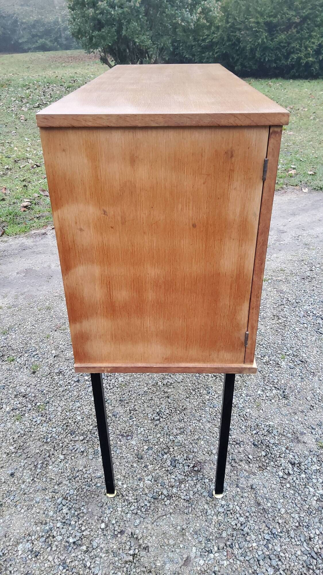 Buffet of the 60s in blond oak metal feet with square section
