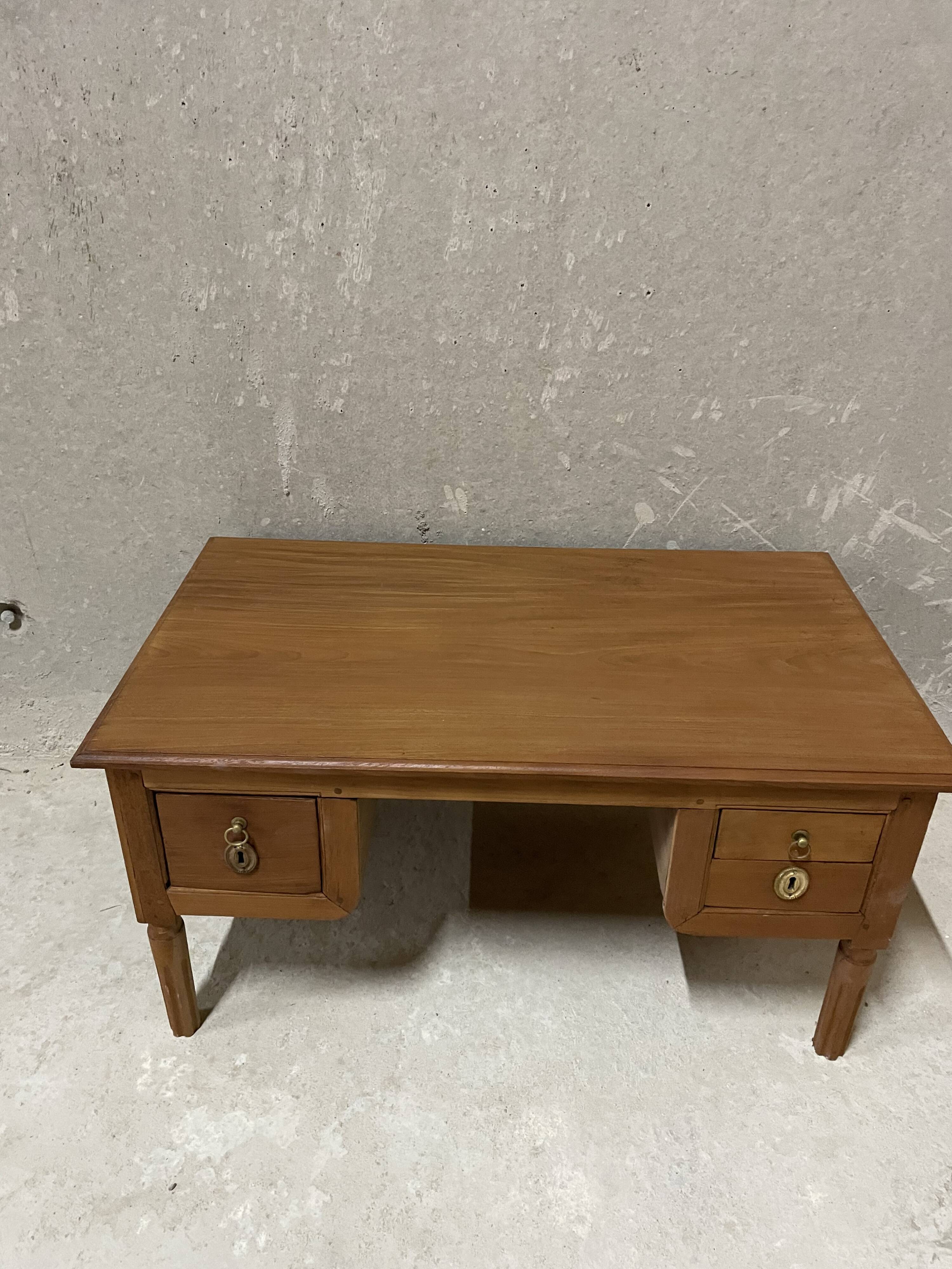 Solid wood coffee table with drawers – chic country style