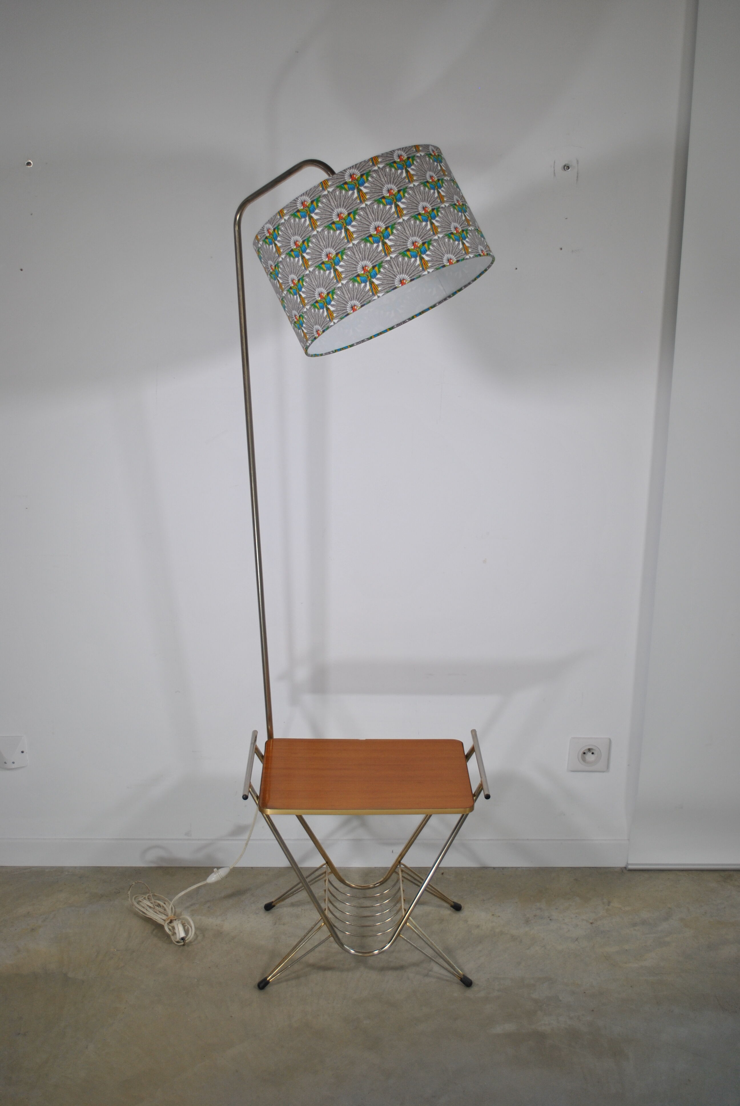 Smooth floor lamp magazine holder