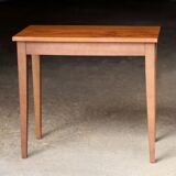 Pretty vintage coffee table, or side table called end table, in mahogany