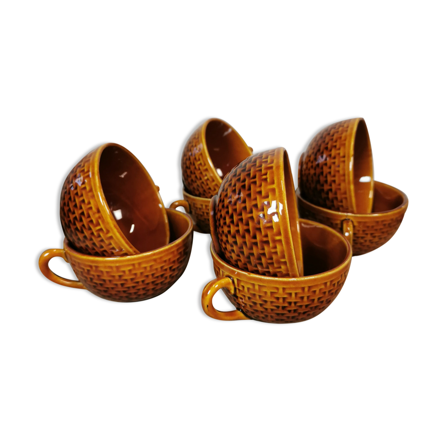 Set of 8 cups accompanied by their saucers