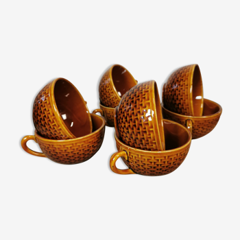 Lot de 8 tasses accompagnées de leurs soucoupes