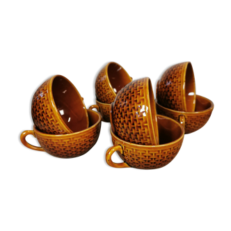 Set of 8 cups accompanied by their saucers