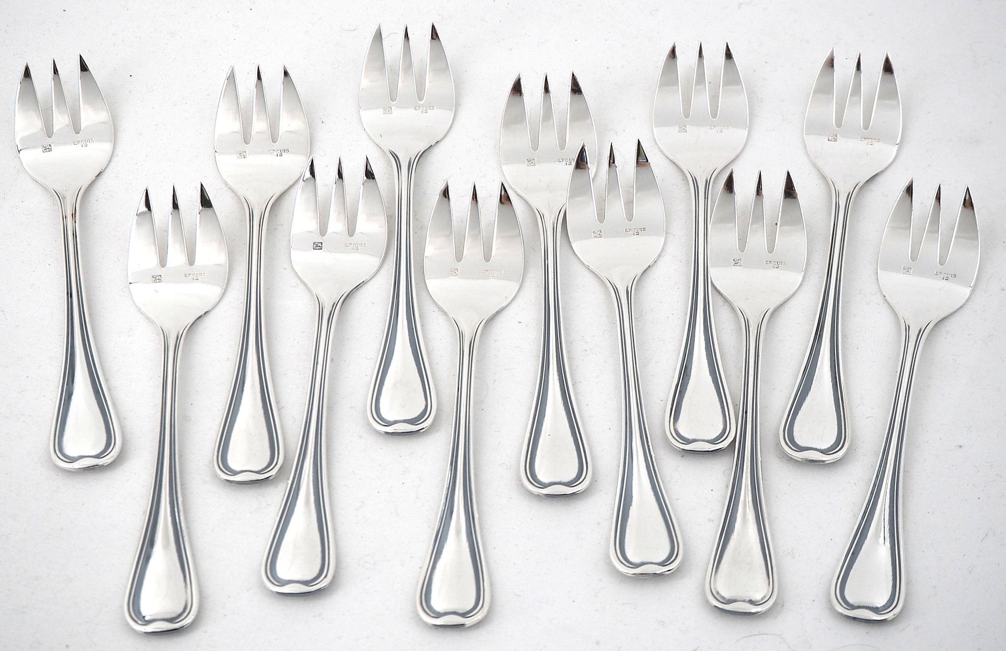 Ercuis Auteuil, 12 silver-plated oyster forks, in perfect condition.