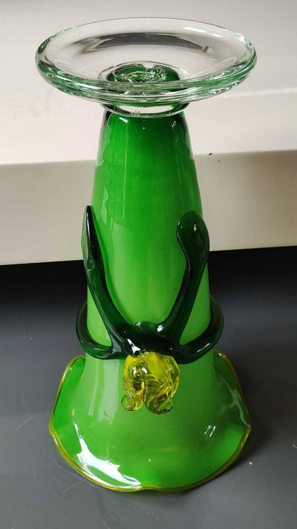 Vase Design forme Florale/Rose jaune en relief, col forme corolle. Style Murano. Haut 25 cm