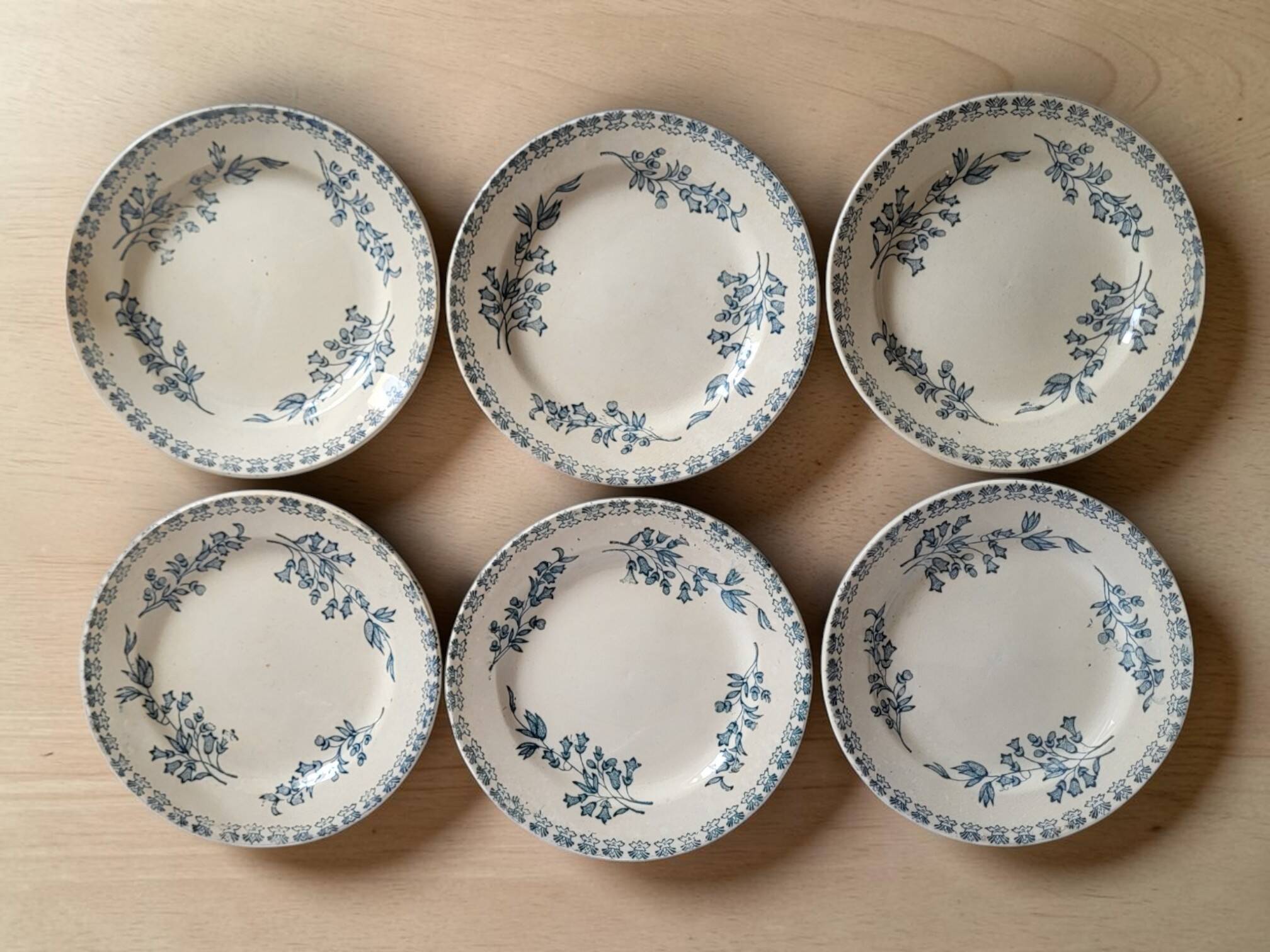6 assiettes en faïence, Grigny — modèle " Muguet "