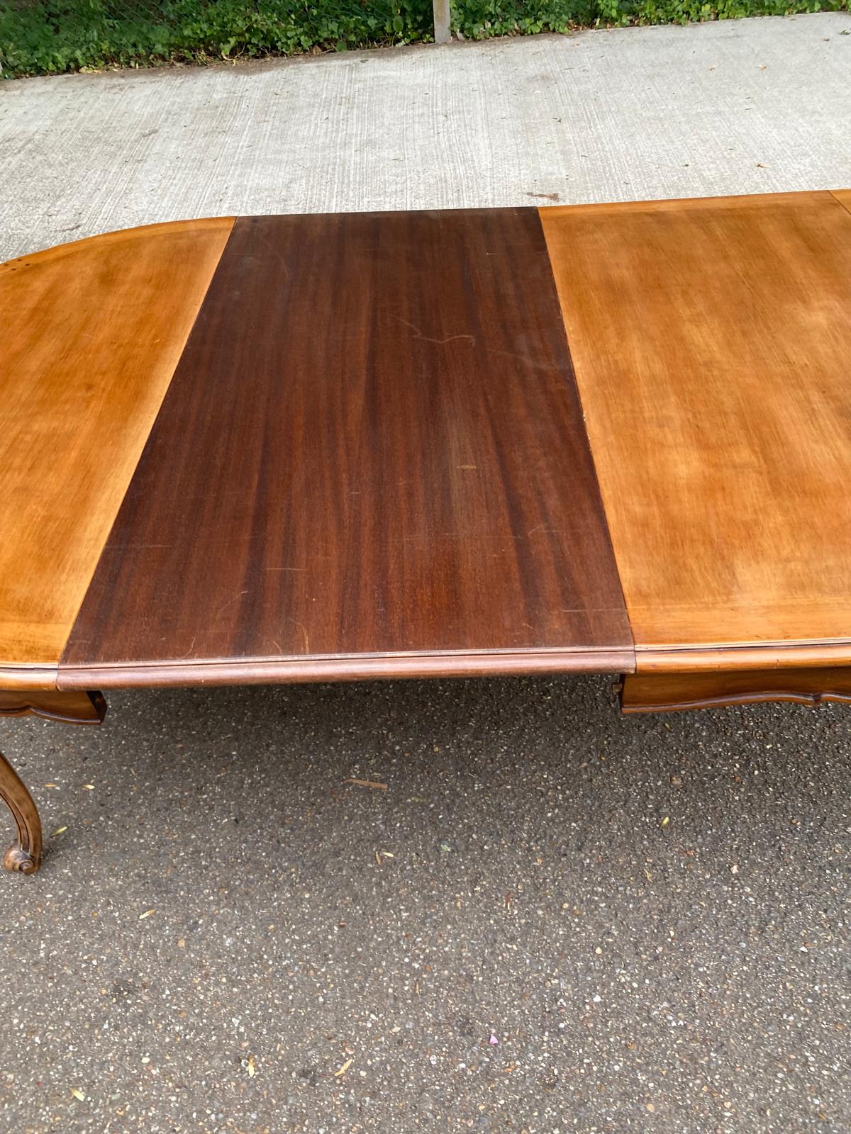 Round extendable dining table Louis XV in solid wood from the 1960s.