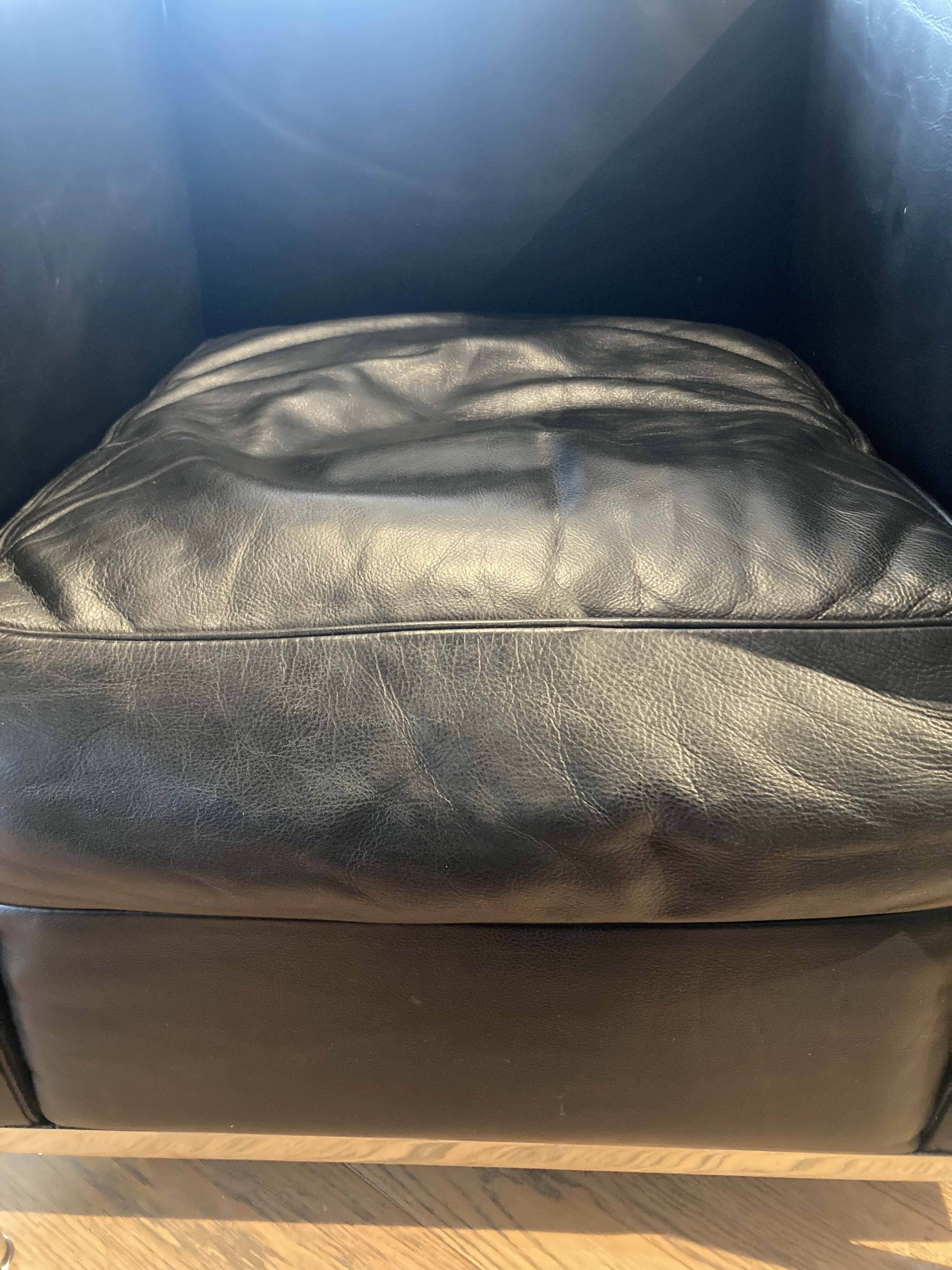 Le Corbusier LC2 armchair in black leather