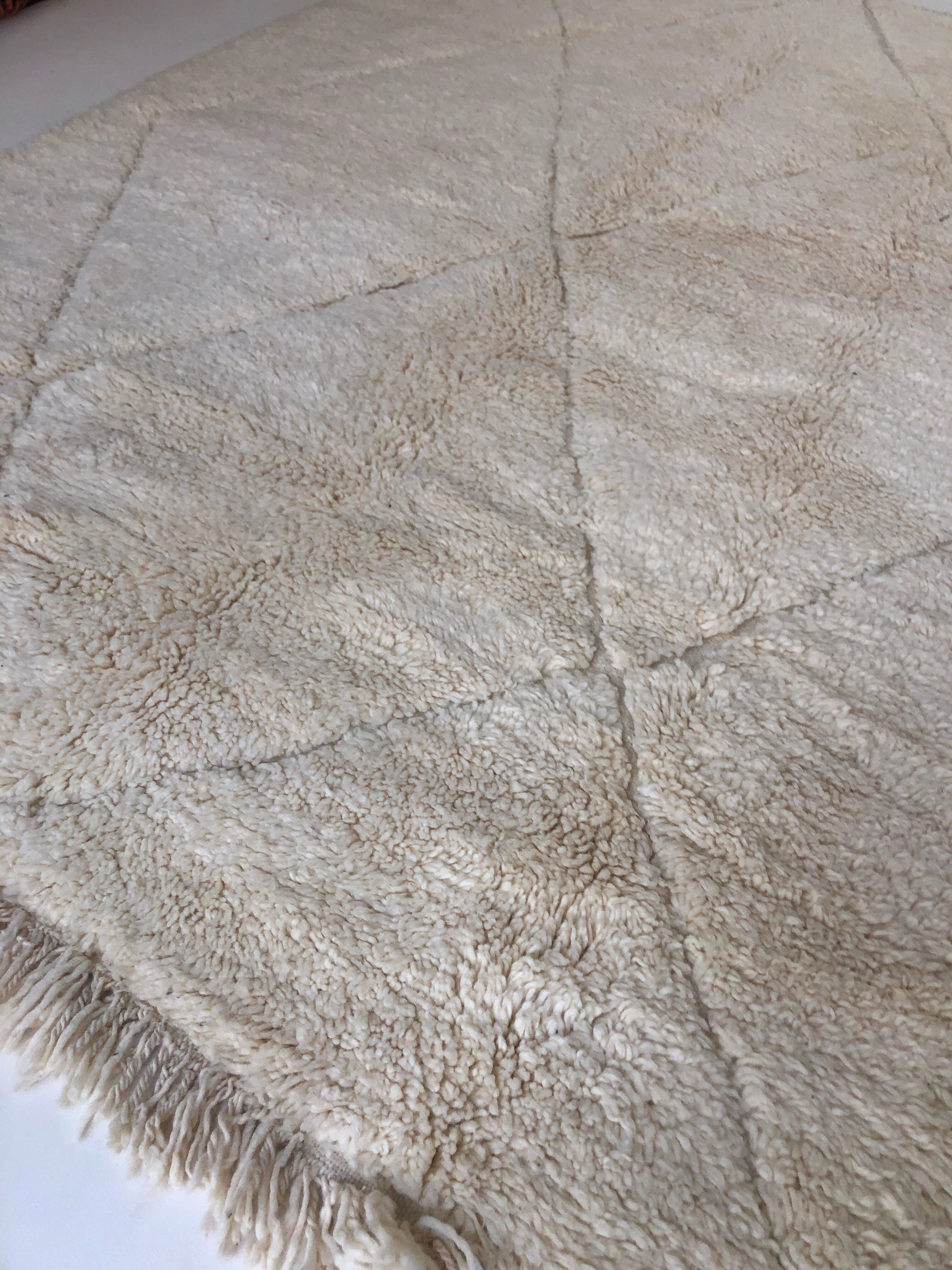 Moroccan Berber carpet Beni Ouarain with diamonds ecrus 2,44x1.61m