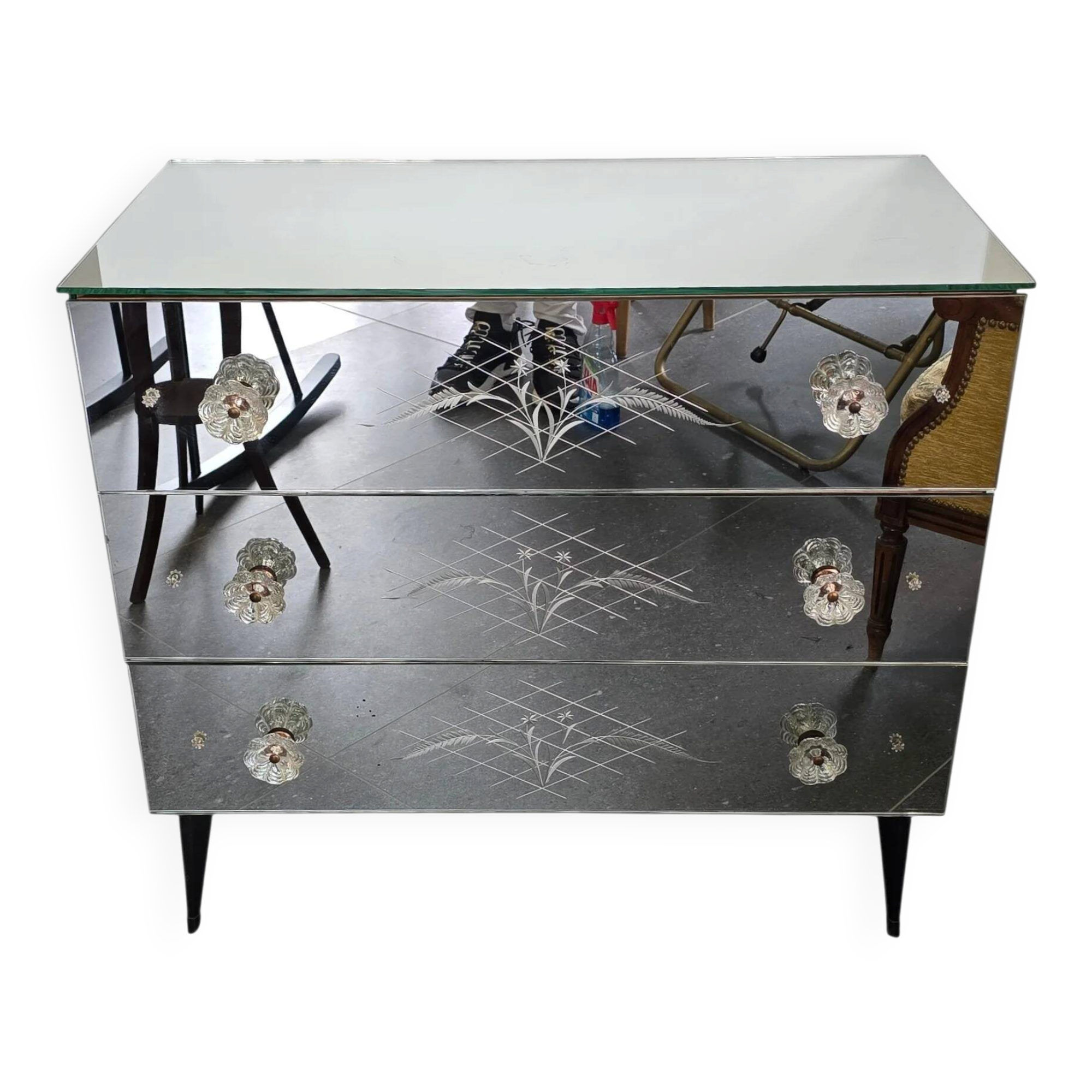 Venetian mirrored commode with 3 drawers