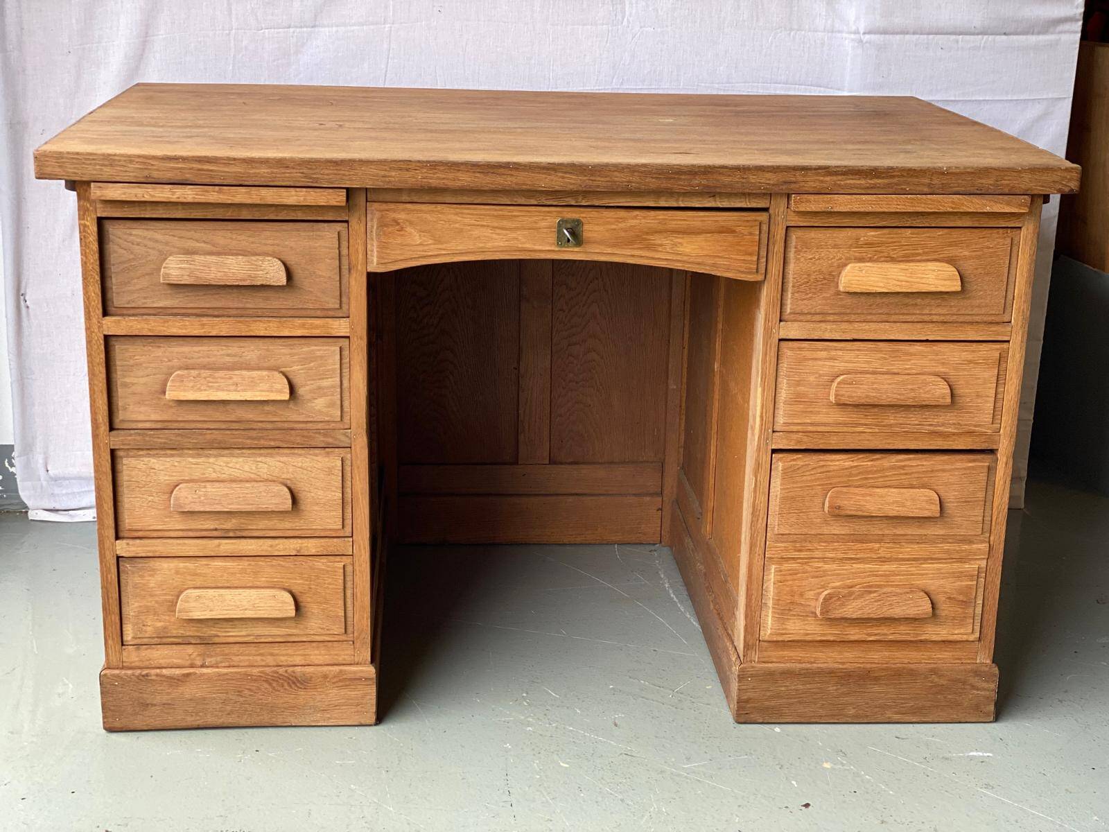 Bureau américain de maître d'école vintage des années 40 rénové