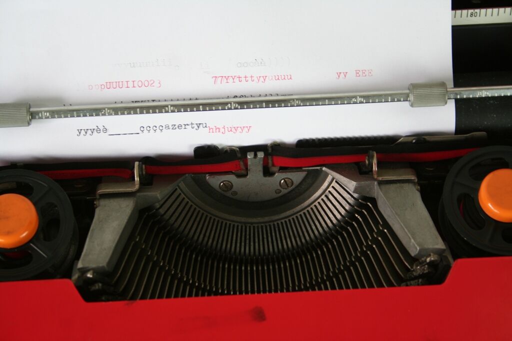 Writing portable Olivetti Valentine Ettore Sottsass 1969 vintage machine