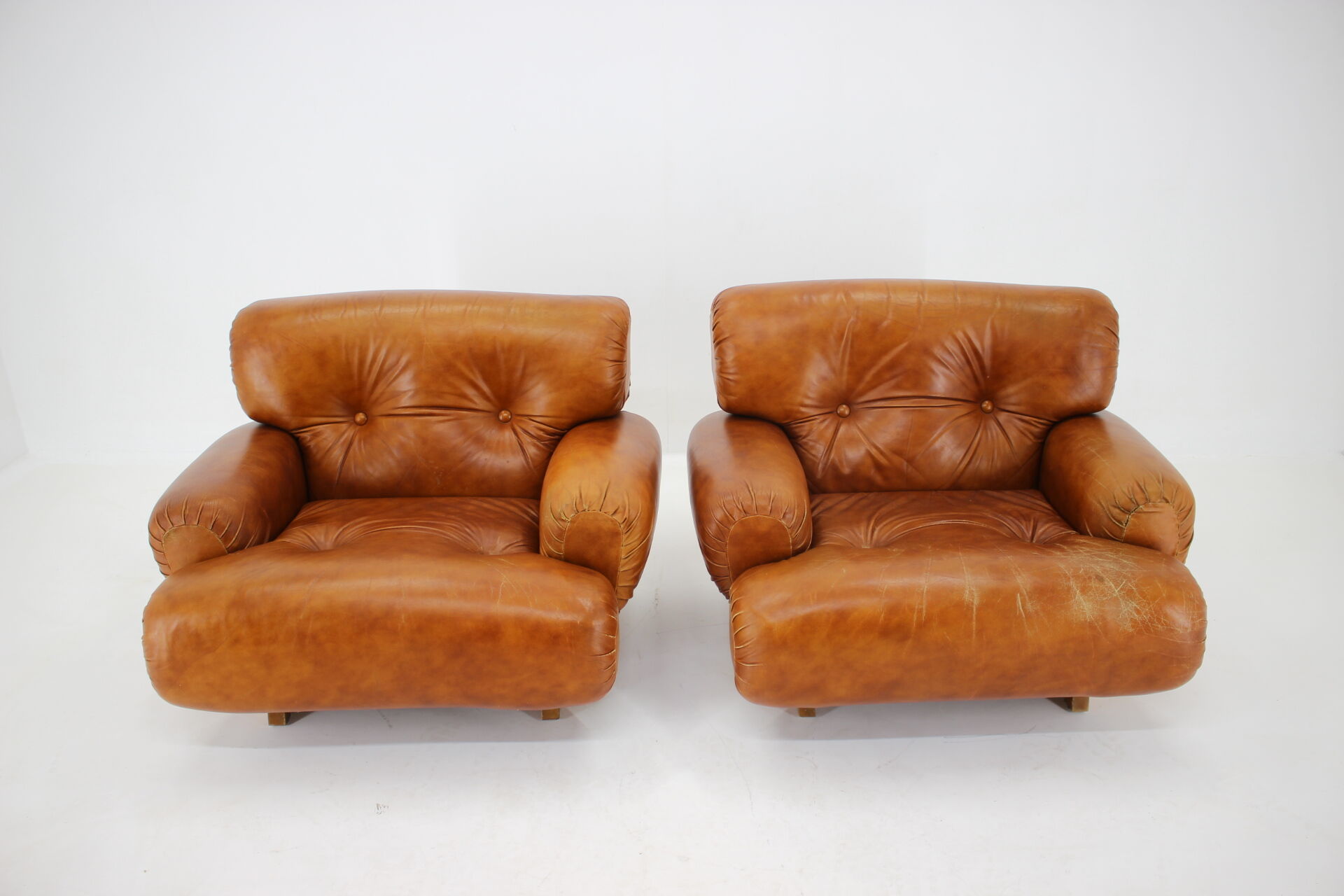 1970s design italian armchairs in wood and cognac leather