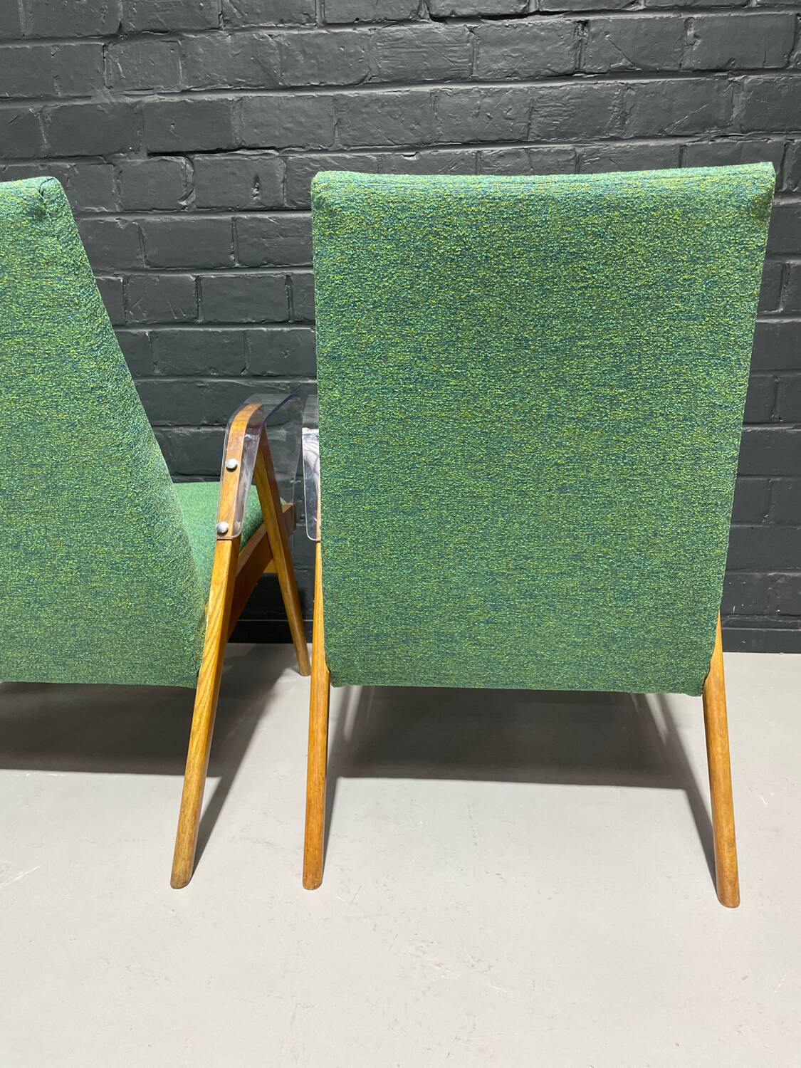 Paire de fauteuils par Tatra Nabytok