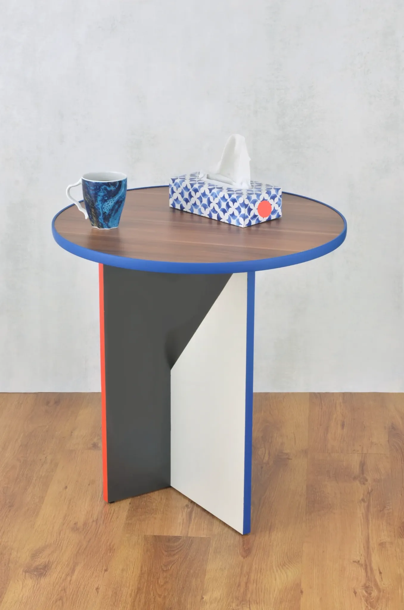 Handmade coffee table for self-assembly, made from recycled materials.