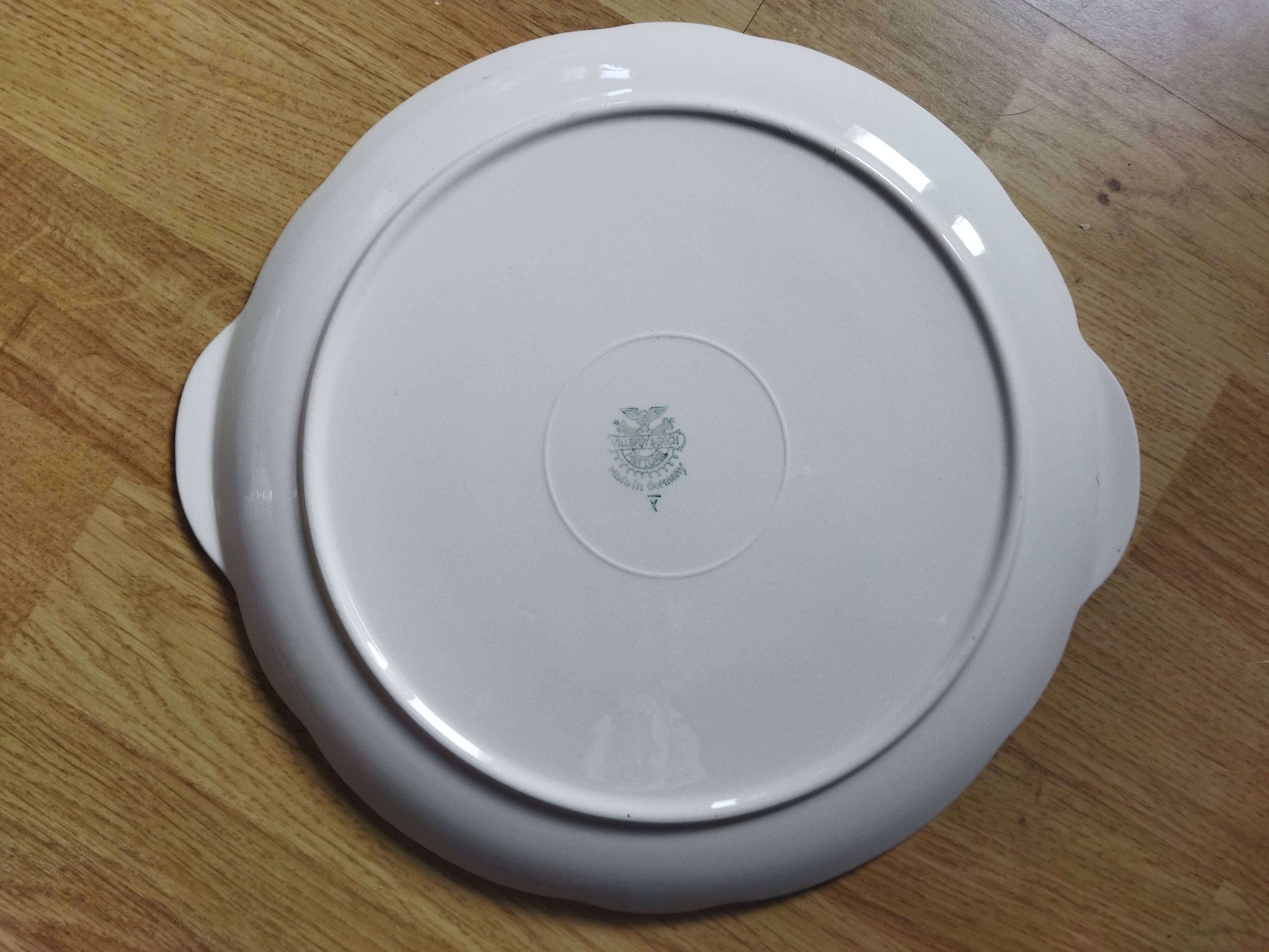 Villeroy & Boch celadon and gold pie dish