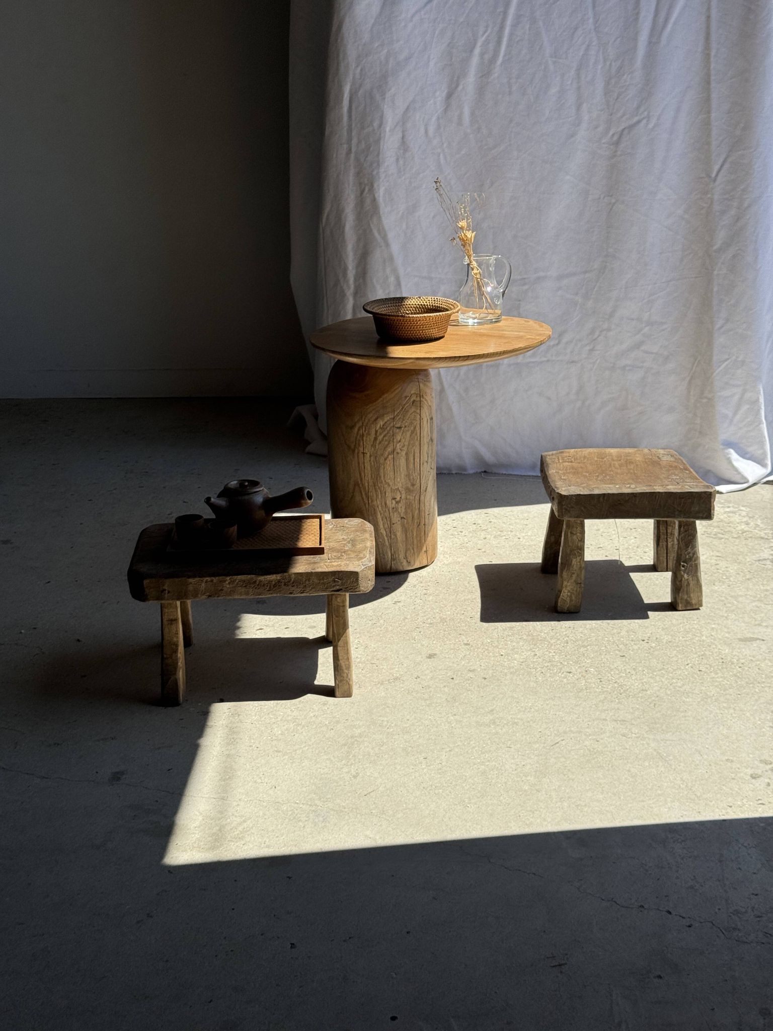 Tabouret d'appoint en teck massif carré assise courbée