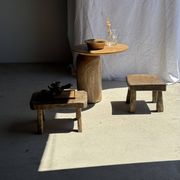 Tabouret d'appoint en teck massif carré assise courbée