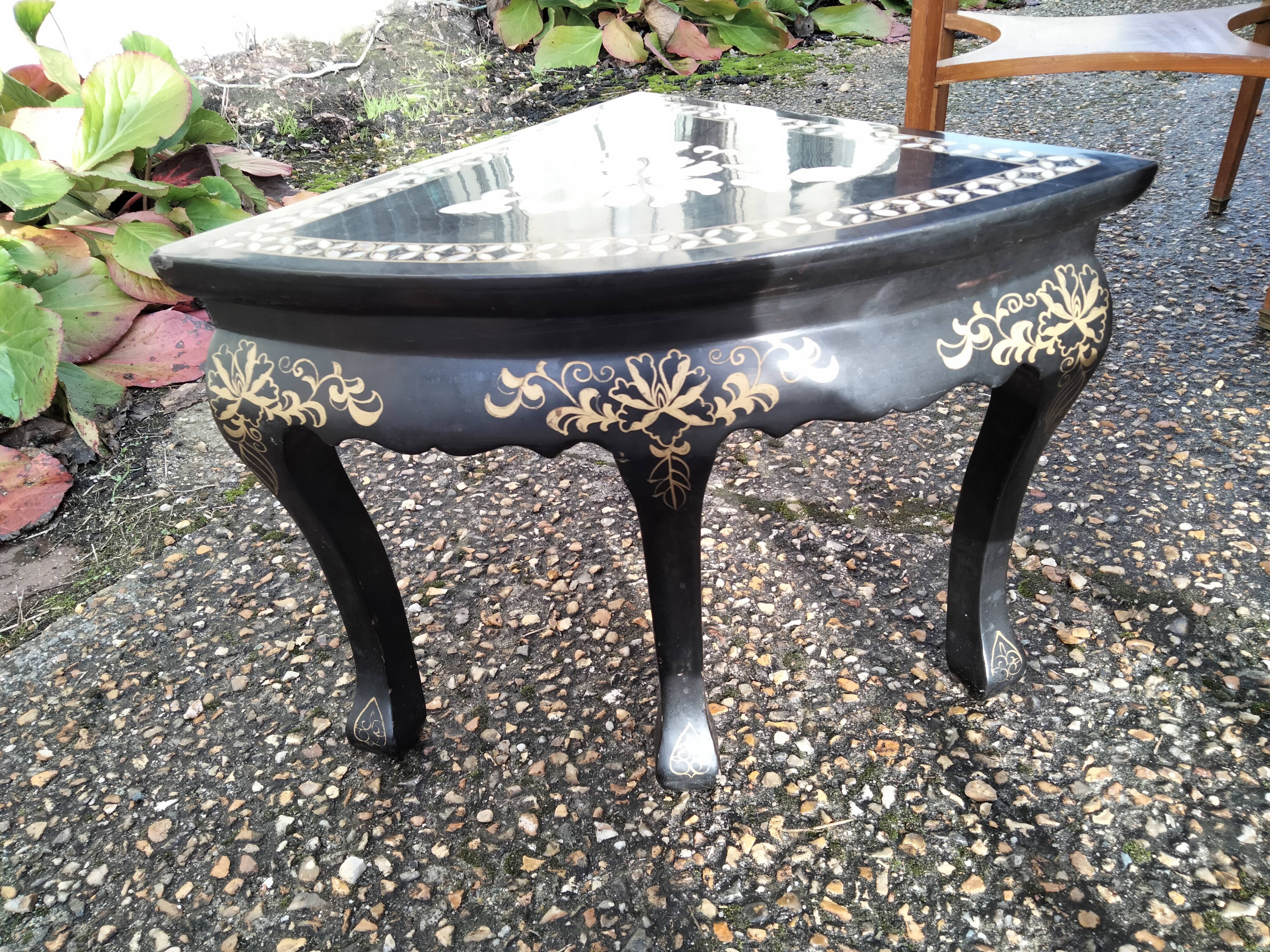Coffee table Asian décor inlaid with vintage antique mother-of-pearl