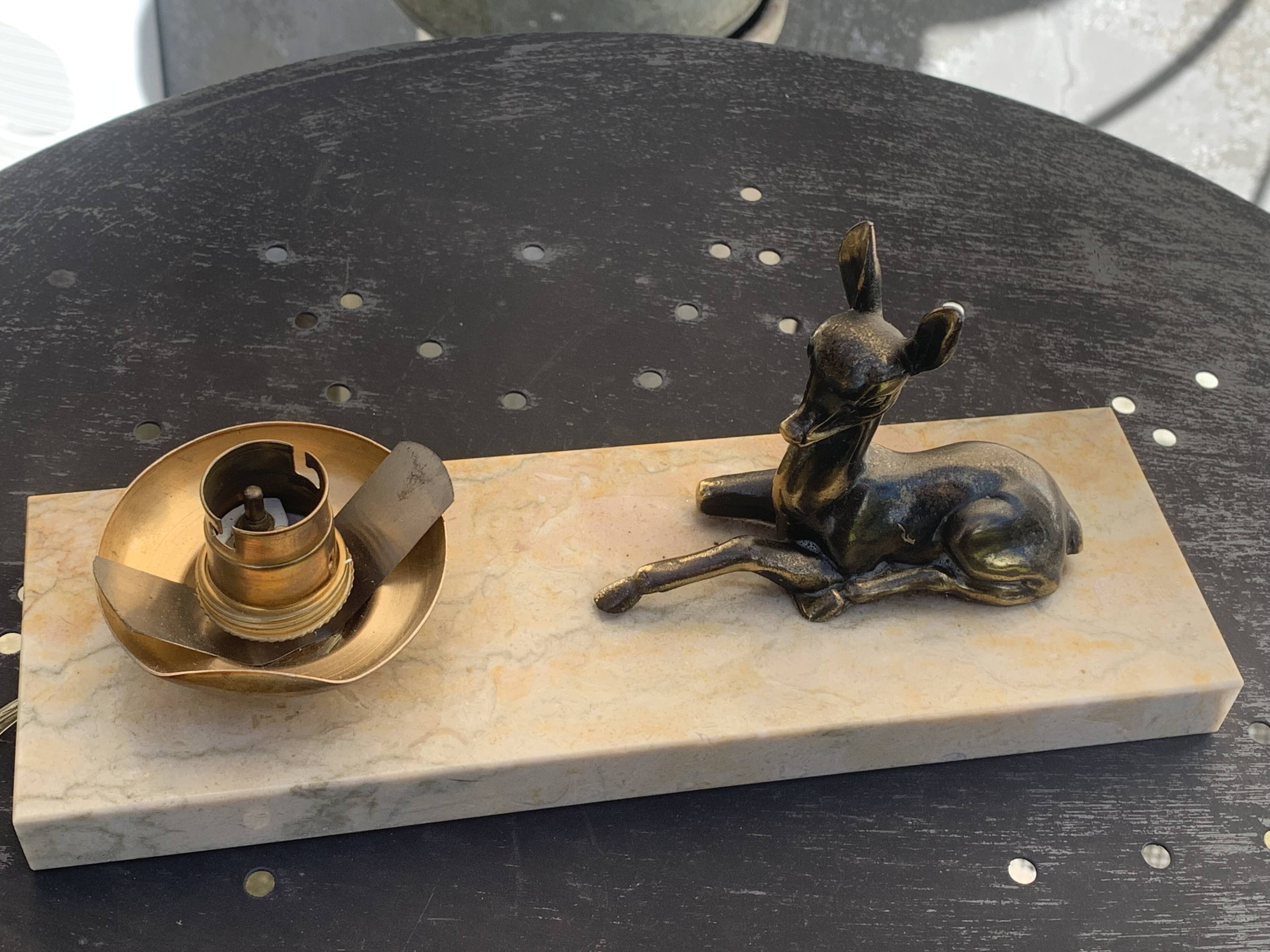 Table lamp, Biche, fawn in gilded brass on a beige marble base, art deco Velvet underside