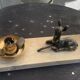 Table lamp, Biche, fawn in gilded brass on a beige marble base, art deco Velvet underside