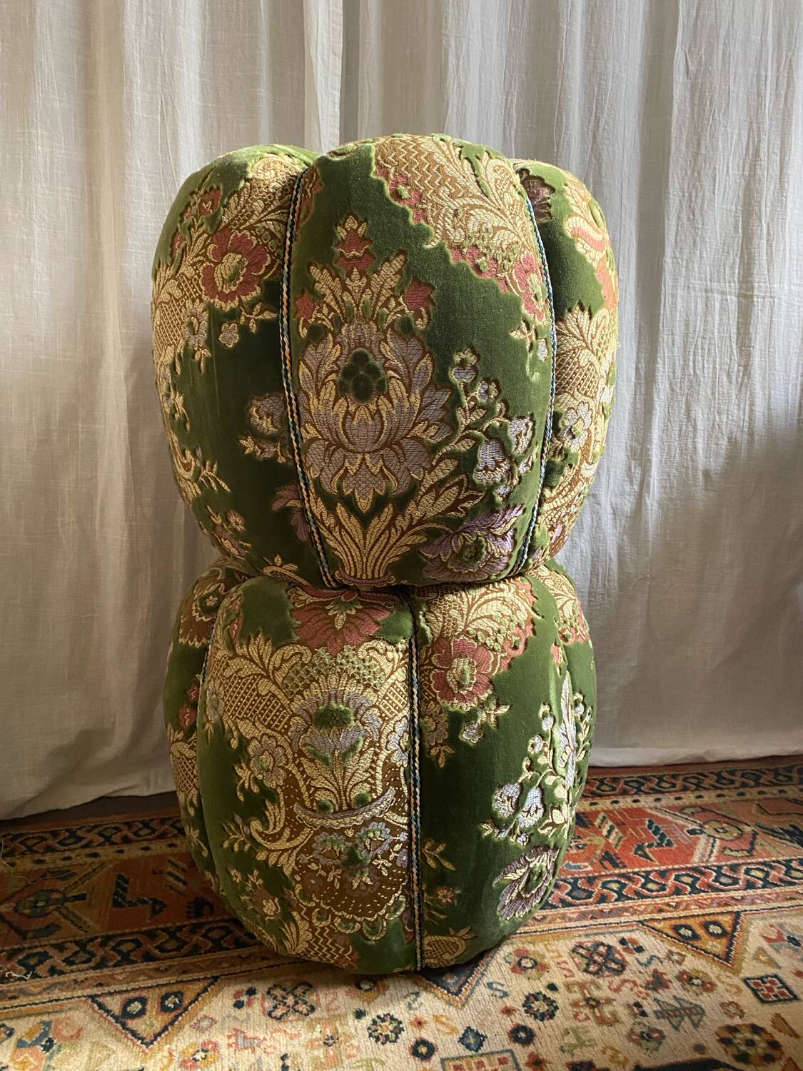 Duo de poufs en velours fleuri