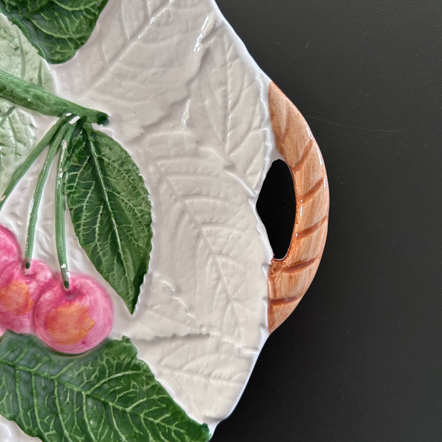 Plat cerises en barbotine