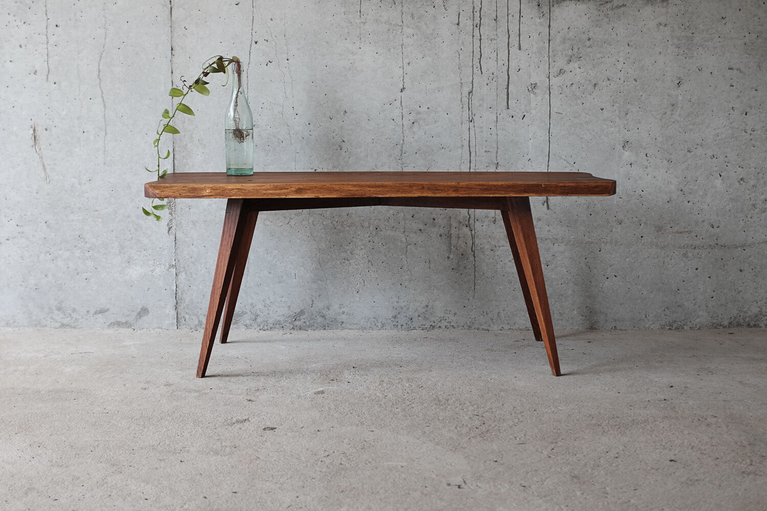 Table basse en bois brut forme libre et pieds compas années 50 60