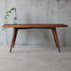 Table basse en bois brut forme libre et pieds compas années 50 60