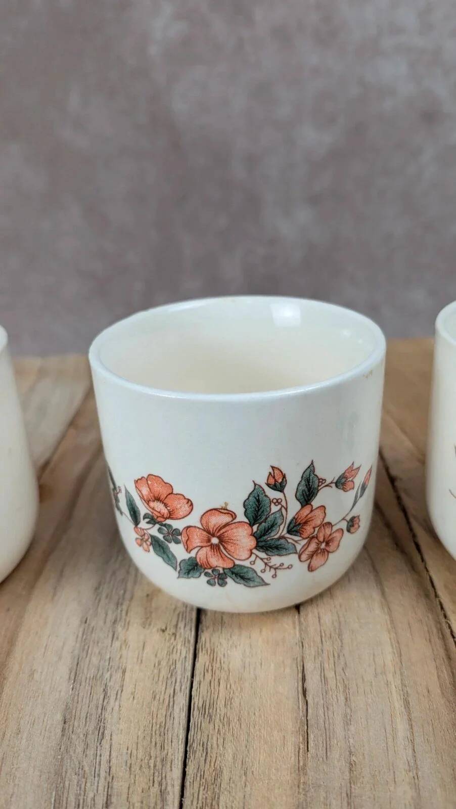 Set of 3 vintage ceramic cups with floral decoration.