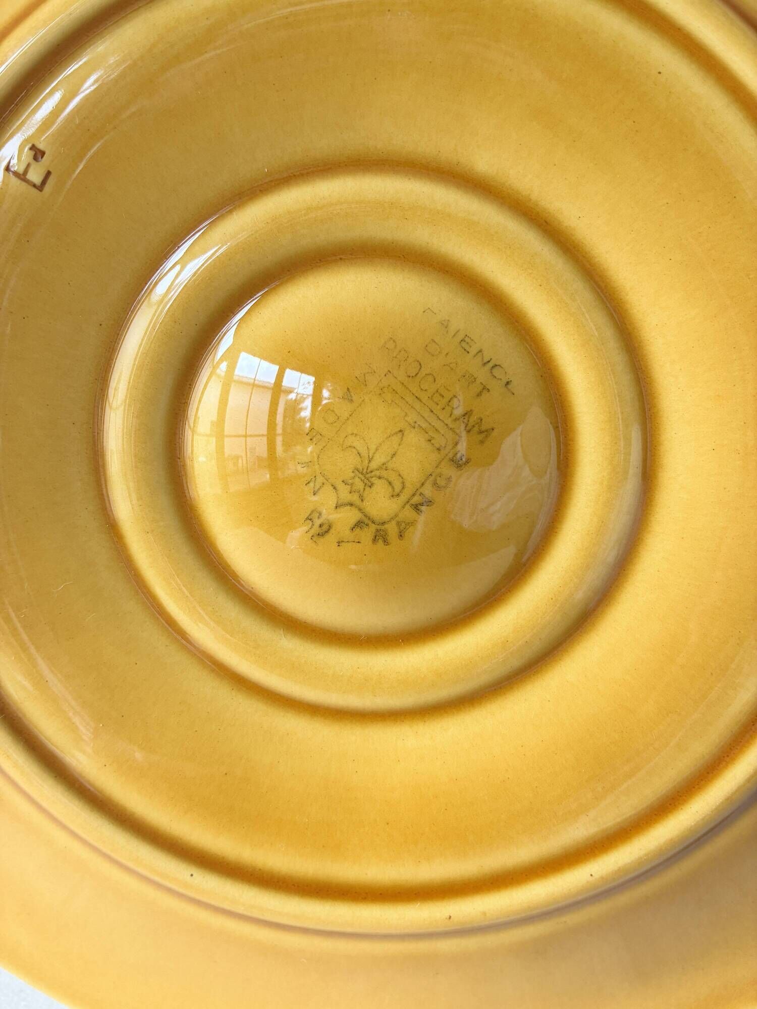 Lot of 12 shell-shaped plates, Barbotine, 1950s.