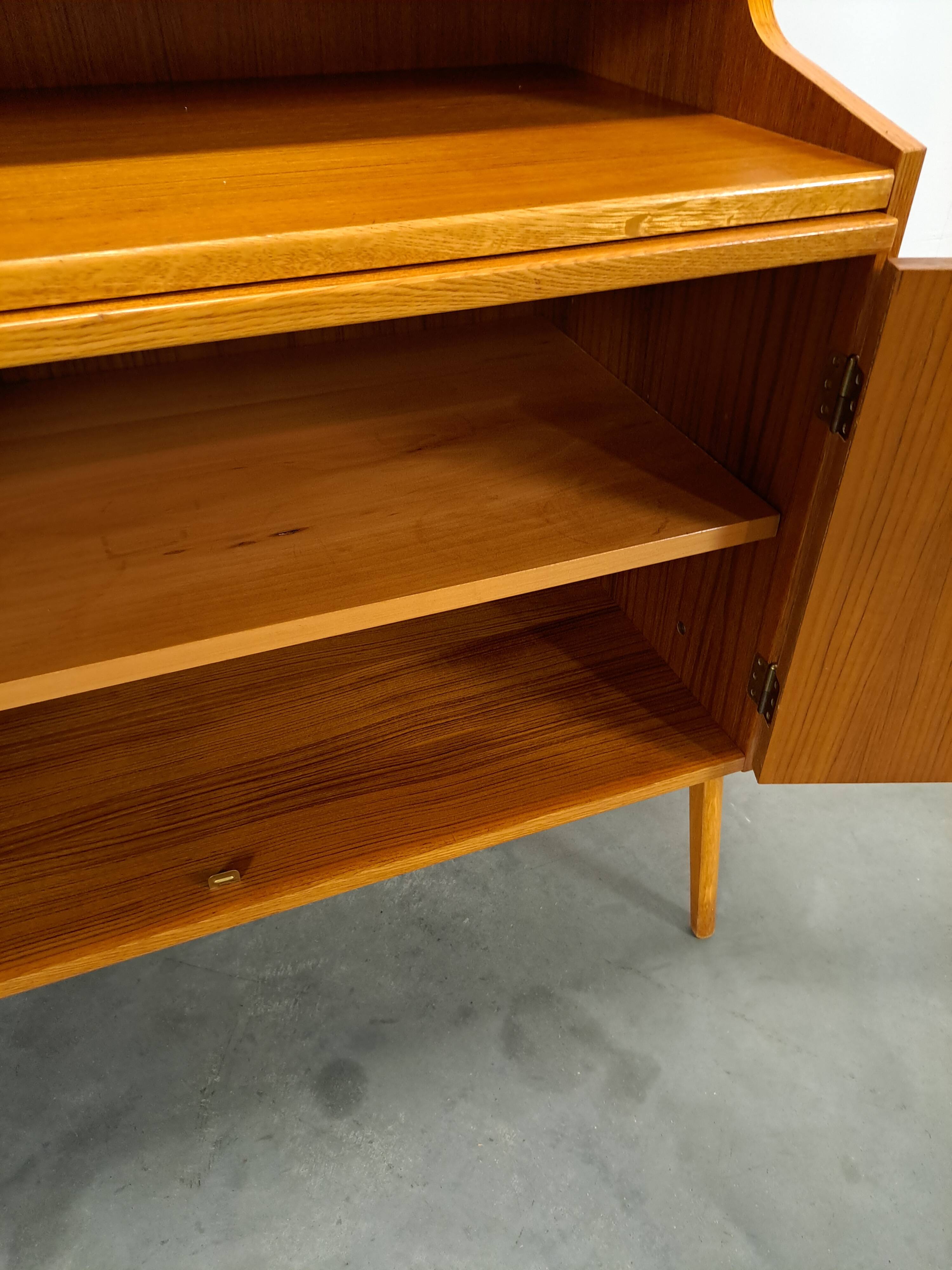 Teak fineer kast uit Zweden met lades, legplank en uitschuifbare plank