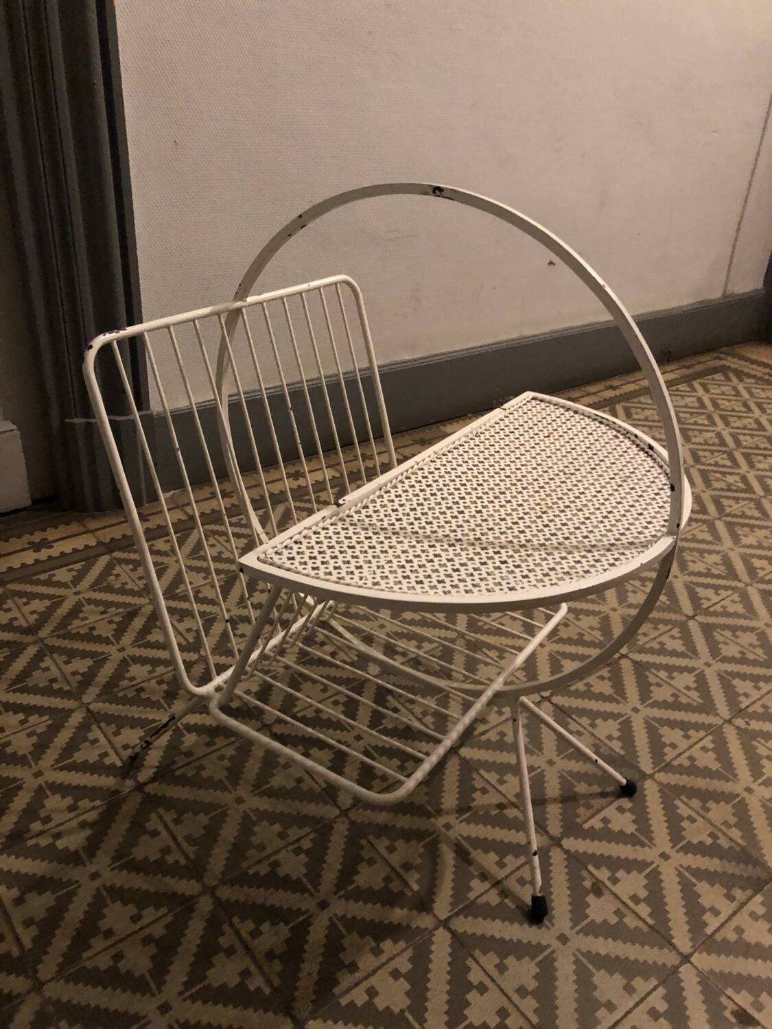 Mategot metal magazine rack