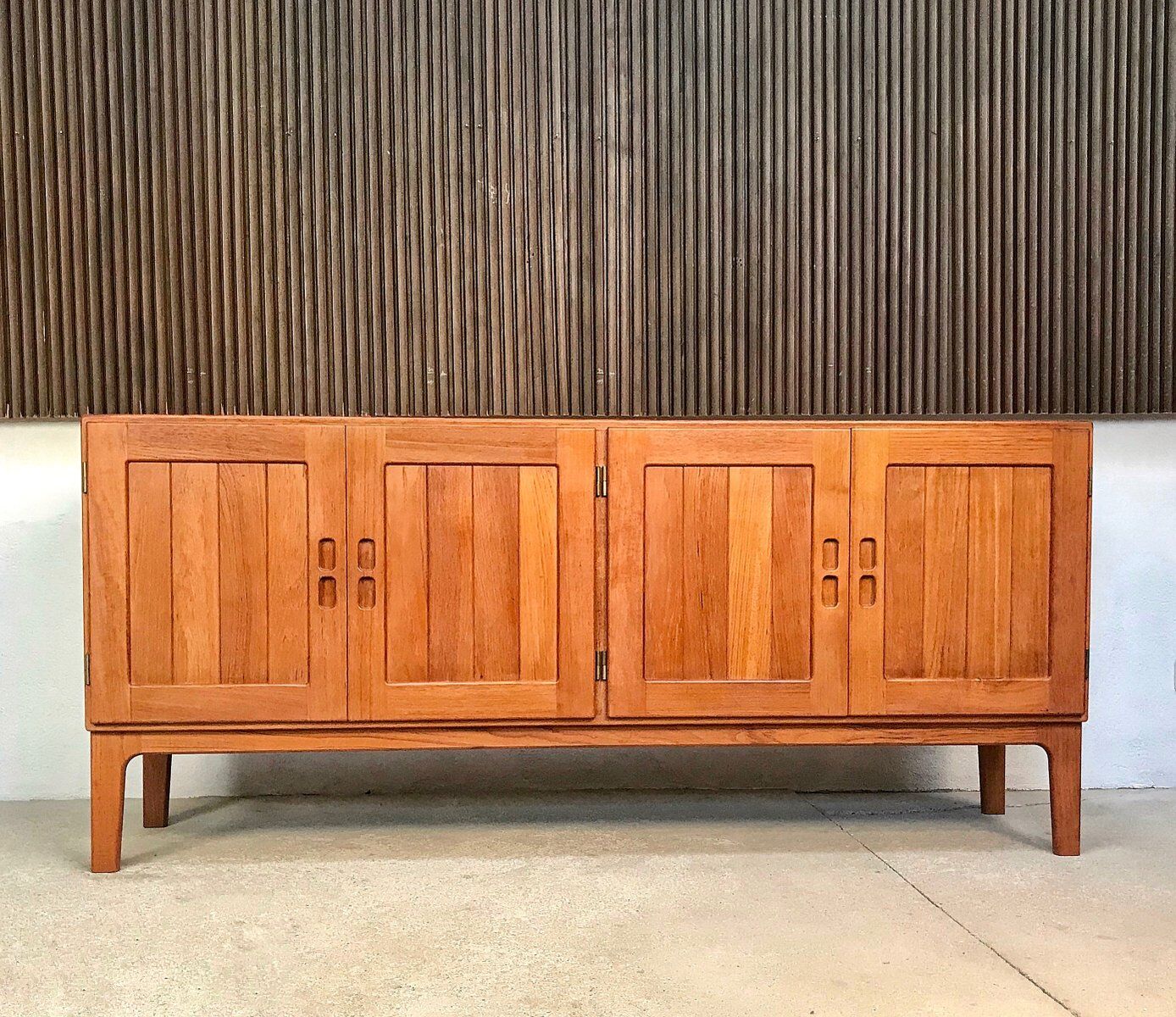 Buffet scandinave en teck massif, Danemark années 1960