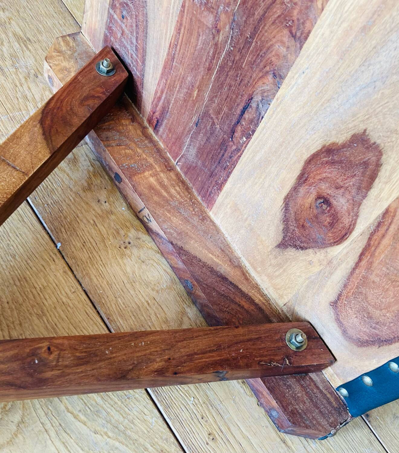 Desk, writing desk in solid rosewood and studded leather, 20th century.