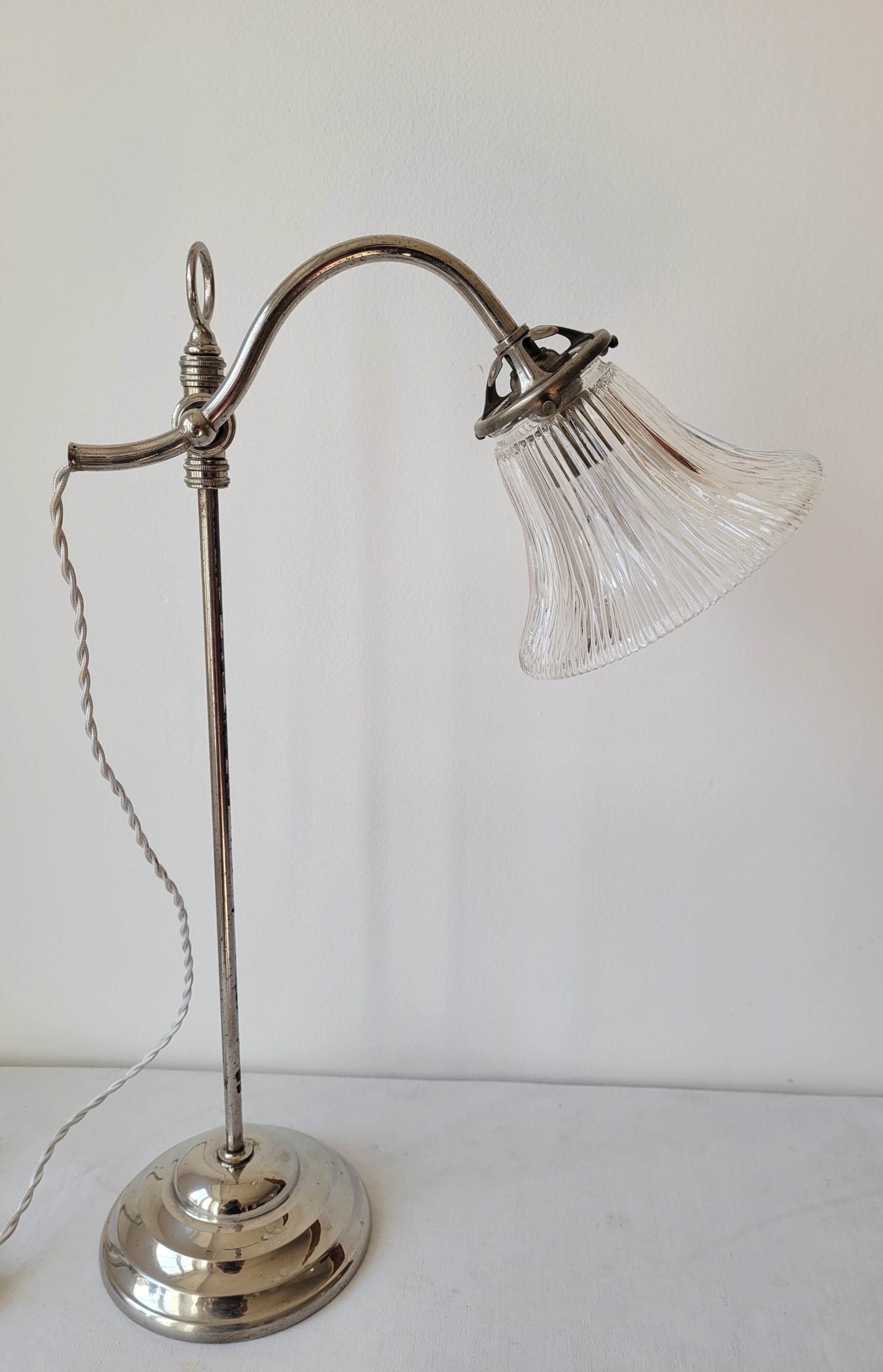 Lampe de bureau à bras orientable Holphane