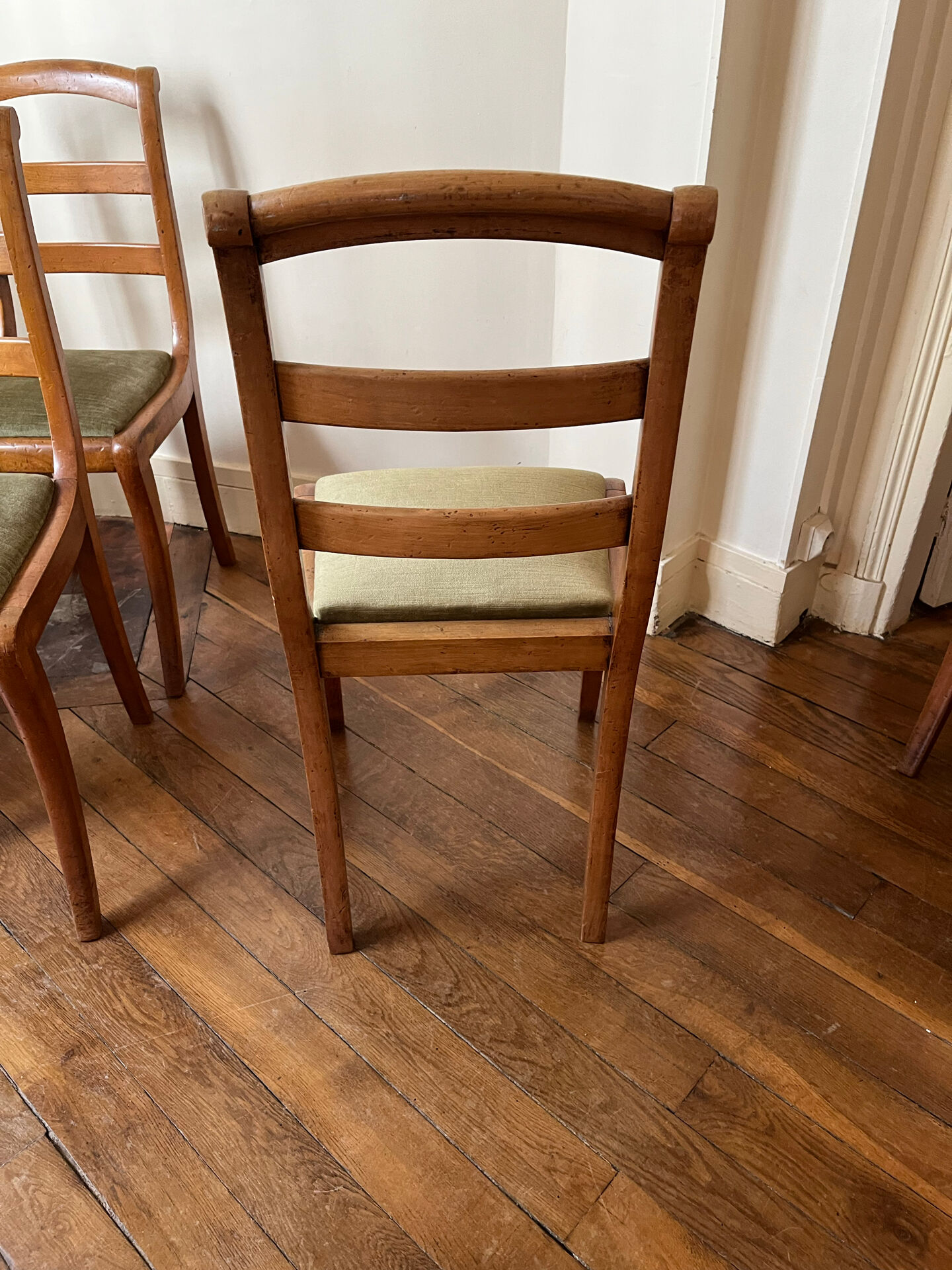 Suite de 6 chaises Louis-Philippe en merisier, XIXe